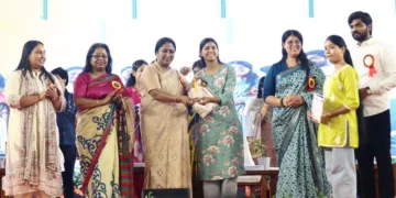 ദല്‍ഹി സര്‍വകലാശാല വിദ്യാര്‍ത്ഥി യൂണിയന്‍ സംഘടിപ്പിച്ച 'സ്വയംസിദ്ധ 2025'ല്‍ വിവിധ മേഖലകളില്‍ മികവു തെളിയിച്ചവരെ മുഖ്യമന്ത്രി രേഖ ഗുപ്ത അനുമോദിച്ചപ്പോള്‍. വിദ്യാര്‍ത്ഥി യൂണിയന്‍ സെക്രട്ടറി മിത്രവിന്ദ കരണ്‍വാള്‍, എബിവിപി ദേശീയ ഗേള്‍സ് ഇന്‍ചാര്‍ജ് പ്രൊഫ. മനു ശര്‍മ കട്ടാരിയ, ദേശീയ സെക്രട്ടറി ശിവാംഗി ഖര്‍വാള്‍, വിദ്യാര്‍ത്ഥി യൂണിയന്‍ വൈസ് പ്രസിഡന്റ് ഭാനു പ്രതാപ് സിങ് എന്നിവര്‍ സമീപം