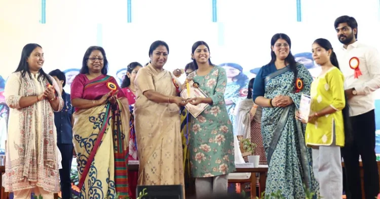 ദല്‍ഹി സര്‍വകലാശാല വിദ്യാര്‍ത്ഥി യൂണിയന്‍ സംഘടിപ്പിച്ച 'സ്വയംസിദ്ധ 2025'ല്‍ വിവിധ മേഖലകളില്‍ മികവു തെളിയിച്ചവരെ മുഖ്യമന്ത്രി രേഖ ഗുപ്ത അനുമോദിച്ചപ്പോള്‍. വിദ്യാര്‍ത്ഥി യൂണിയന്‍ സെക്രട്ടറി മിത്രവിന്ദ കരണ്‍വാള്‍, എബിവിപി ദേശീയ ഗേള്‍സ് ഇന്‍ചാര്‍ജ് പ്രൊഫ. മനു ശര്‍മ കട്ടാരിയ, ദേശീയ സെക്രട്ടറി ശിവാംഗി ഖര്‍വാള്‍, വിദ്യാര്‍ത്ഥി യൂണിയന്‍ വൈസ് പ്രസിഡന്റ് ഭാനു പ്രതാപ് സിങ് എന്നിവര്‍ സമീപം