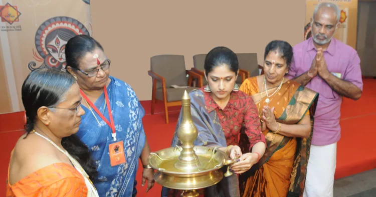 നവരാത്രി സര്ഗോത്സവം ആറാം ദിന സാംസ്കാരിക സമ്മേളനം സിനിമ താരം അഖില ശശിധരന് ഉദ്ഘാടനം ചെയ്യുന്നു