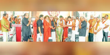 ശബരിമല സംരക്ഷണ സംഗമത്തിന്റെ സമാപന സമ്മേളനത്തില്‍ അണ്ണാമലൈ വിളക്ക് തെളിയിക്കുന്നു. ആര്‍.വി. ബാബു, കെ.പി. ശശികല ടീച്ചര്‍, എസ്.ജെ.ആര്‍. കുമാര്‍, അഡ്വ. അനില്‍ വിളയില്‍, സ്വാമി ശാന്താനന്ദ മഹര്‍ഷി, വിജിതമ്പി, തേജസ്വി സൂര്യ, കുമ്മനം രാജശേഖരന്‍, കെ.പി. ഹരിദാസ് തുടങ്ങിയവര്‍ സമീപം