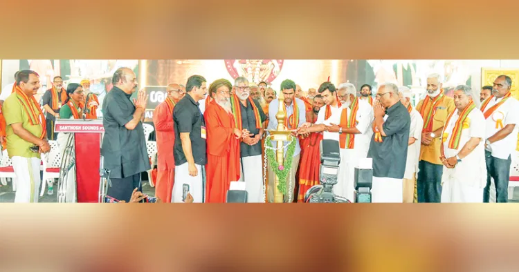 ശബരിമല സംരക്ഷണ സംഗമത്തിന്റെ സമാപന സമ്മേളനത്തില്‍ അണ്ണാമലൈ വിളക്ക് തെളിയിക്കുന്നു. ആര്‍.വി. ബാബു, കെ.പി. ശശികല ടീച്ചര്‍, എസ്.ജെ.ആര്‍. കുമാര്‍, അഡ്വ. അനില്‍ വിളയില്‍, സ്വാമി ശാന്താനന്ദ മഹര്‍ഷി, വിജിതമ്പി, തേജസ്വി സൂര്യ, കുമ്മനം രാജശേഖരന്‍, കെ.പി. ഹരിദാസ് തുടങ്ങിയവര്‍ സമീപം