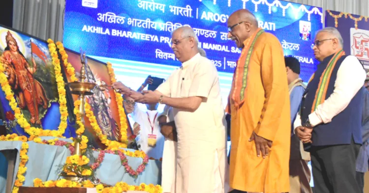 ആരോഗ്യഭാരതി ദേശീയ പ്രതിനിധി സമ്മേളനം എളമക്കര ഭാസ്‌കരീയത്തില്‍ ഗവര്‍ണര്‍ രാജേന്ദ്ര വിശ്വനാഥ് ആര്‍ലേക്കര്‍ ഉദ്ഘാടനം ചെയ്യുന്നു