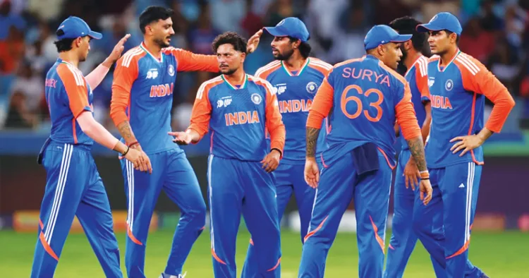 ഭാരത സ്പിന്‍ ബൗളര്‍ കുല്‍ദീപ് യാദവ് സഹതാരങ്ങള്‍ക്കൊപ്പം വിക്കറ്റ് നേട്ടം ആഘോഷിക്കുന്നു