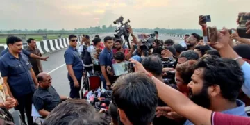 ബംഗാള്‍ ഗവര്‍ണര്‍ സി.വി. ആനന്ദബോസ് മാധ്യമങ്ങളോട് സംസാരിക്കുന്നു