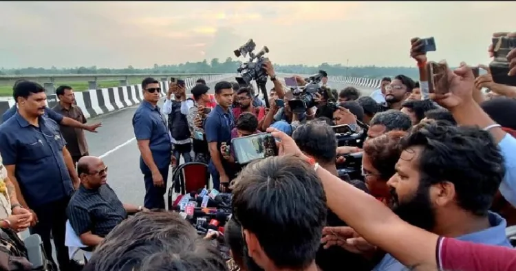 ബംഗാള്‍ ഗവര്‍ണര്‍ സി.വി. ആനന്ദബോസ് മാധ്യമങ്ങളോട് സംസാരിക്കുന്നു