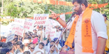 ദല്‍ഹി സര്‍വകലാശാല കാമ്പസില്‍ സംഘടിപ്പിച്ച ഛാത്ര ഗര്‍ജന റാലിയില്‍ എബിവിപി ദേശീയ ജനറല്‍ സെക്രട്ടറി വീരേന്ദ്ര സോളങ്കി സംസാരിക്കുന്നു