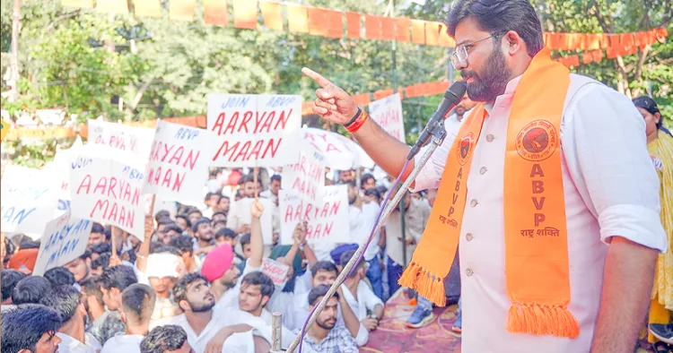 ദല്‍ഹി സര്‍വകലാശാല കാമ്പസില്‍ സംഘടിപ്പിച്ച ഛാത്ര ഗര്‍ജന റാലിയില്‍ എബിവിപി ദേശീയ ജനറല്‍ സെക്രട്ടറി വീരേന്ദ്ര സോളങ്കി സംസാരിക്കുന്നു