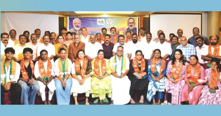 ന്യൂനപക്ഷമോര്‍ച്ച സംസ്ഥാന കമ്മിറ്റിയുടെ നേതൃത്വത്തില്‍ എറണാകുളത്ത് നടന്ന കപ്പിള്‍ കാമ്പയിനില്‍ പുതിയതായി അംഗത്വമെടുത്തവര്‍ നേതാക്കള്‍ക്കൊപ്പം