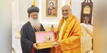 കോട്ടയത്ത് ദേവലോകം സഭാ ആസ്ഥാനത്തെത്തിയ സി.പി. രാധാകൃഷ്ണന് കാതോലിക്കാ ബാവാ ആറന്മുള കണ്ണാടി സമ്മാനിക്കുന്നു (ഫയല്‍ ചിത്രം)