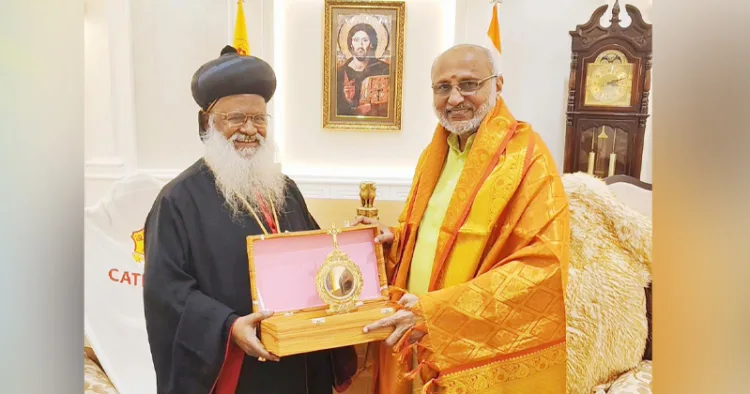 കോട്ടയത്ത് ദേവലോകം സഭാ ആസ്ഥാനത്തെത്തിയ സി.പി. രാധാകൃഷ്ണന് കാതോലിക്കാ ബാവാ ആറന്മുള കണ്ണാടി സമ്മാനിക്കുന്നു (ഫയല്‍ ചിത്രം)