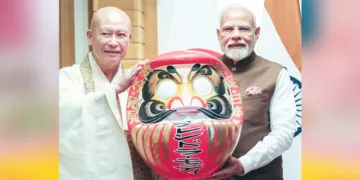 ജപ്പാന്‍ സന്ദര്‍ശിച്ച പ്രധാനമന്ത്രി നരേന്ദ്രമോദിക്ക് ടോക്കിയോയിലെ ഷോറിന്‍സാന്‍ ധാരുമ-ജി ക്ഷേത്രത്തിലെ മുഖ്യ പുരോഹിതന്‍, ധാരുമ പാവ സമ്മാനിക്കുന്നു