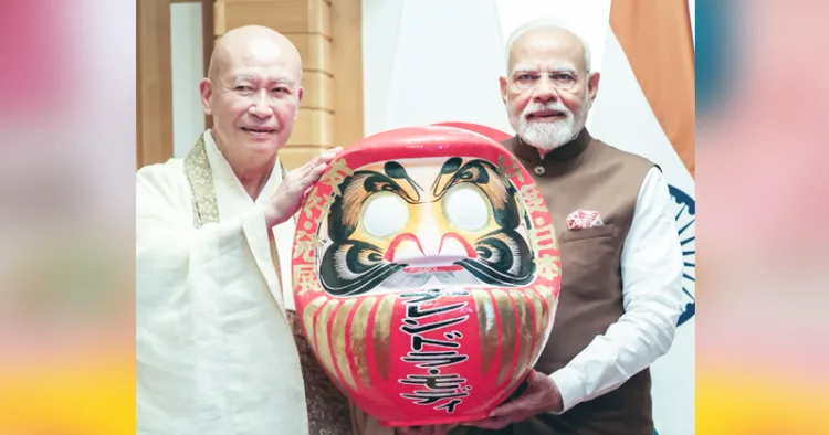 ജപ്പാന്‍ സന്ദര്‍ശിച്ച പ്രധാനമന്ത്രി നരേന്ദ്രമോദിക്ക് ടോക്കിയോയിലെ ഷോറിന്‍സാന്‍ ധാരുമ-ജി ക്ഷേത്രത്തിലെ മുഖ്യ പുരോഹിതന്‍, ധാരുമ പാവ സമ്മാനിക്കുന്നു