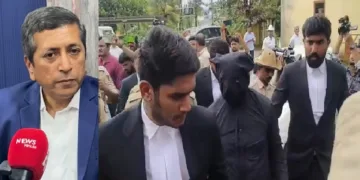 ധര്‍മ്മസ്ഥല കേസില്‍ മുഖംമൂടി മനുഷ്യന് വേണ്ടി നിലകൊണ്ട അഭിഭാഷകനായ കെ.വി. ധനഞ്ജയ് (ഇടത്ത്) മറ്റ് യുവ അഭിഭാഷകര്‍ മുഖംമൂടി മനുഷ്യനെയും കൊണ്ട് തെളിവെടുപ്പിന് പോകുന്നു (വലത്ത്)