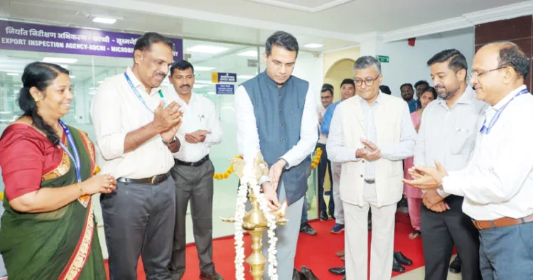 കൊച്ചി എക്‌സ്‌പോര്‍ട്ട് ഇന്‍സ്‌പെക്ഷന്‍ ഏജന്‍സിയിലെ അത്യാധുനിക മൈക്രോബയോളജി ലബോറട്ടറി ഇഐസി ഡയറക്ടര്‍ നിതിന്‍ കുമാര്‍ യാദവ് ഉദ്ഘാടനം ചെയ്യുന്നു