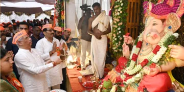 മറാത്താ വെല്‍ഫെയര്‍ അസോസിയേഷന്‍ സംഘടിപ്പിച്ച ഗണേശോത്സവത്തില്‍ ഗവര്‍ണര്‍ രാജേന്ദ്ര വിശ്വനാഥ് ആര്‍ലേക്കര്‍ ഗണേശ വിഗ്രഹത്തിനു മുമ്പില്‍ ആരതി അര്‍പ്പിക്കുന്നു