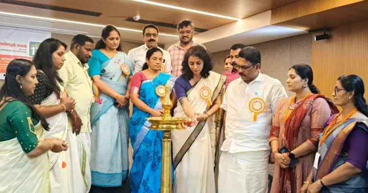 എബിആര്‍എസ്എഎമ്മിന്റെ കേരള ഘടകമായ നാഷനല്‍ ടീച്ചേഴ്‌സ് യൂണിയന്‍ സംസ്ഥാന വനിതാ സമ്മേളനം ദേശീയ ജനറല്‍ സെക്രട്ടറി പ്രൊഫ. ഗീതാ ഭട്ട് ഉദ്ഘാടനം ചെയ്യുന്നു