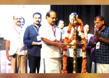 കൊല്ലത്ത് ജന്മഭൂമി സുവര്‍ണജയന്തി ആഘോഷത്തിന്റെ ഉദ്ഘാടനം കേന്ദ്രമന്ത്രി ജോര്‍ജ് കുര്യന്‍ നിര്‍വഹിക്കുന്നു. ഡോ. മഞ്ജു പ്രതാപ്കുമാര്‍ (മെഡിട്രീന ആശുപത്രി), ജന്മഭൂമി ജനറല്‍ മാനേജര്‍ കെ.ബി. ശ്രീകുമാര്‍, ആര്‍എസ്എസ് വിഭാഗ് സംഘചാലക് ഡോ. ബി.എസ്. പ്രദീപ്, സതീഷ്. ആര്‍. നായര്‍ (കാഷ്യു എക്‌സ്‌പോര്‍ട്ടര്‍), സ്വാഗതസംഘം ചെയര്‍മാന്‍ പ്രതാപ് ആര്‍. നായര്‍, ജന്മഭൂമി പ്രിന്റര്‍ ആന്‍ഡ് പബ്ലിഷര്‍ വി. മുരളീധരന്‍, എന്‍.ജി. അമര്‍നാഥ് എന്നിവര്‍ സമീപം