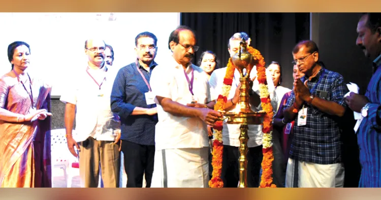 കൊല്ലത്ത് ജന്മഭൂമി സുവര്‍ണജയന്തി ആഘോഷത്തിന്റെ ഉദ്ഘാടനം കേന്ദ്രമന്ത്രി ജോര്‍ജ് കുര്യന്‍ നിര്‍വഹിക്കുന്നു. ഡോ. മഞ്ജു പ്രതാപ്കുമാര്‍ (മെഡിട്രീന ആശുപത്രി), ജന്മഭൂമി ജനറല്‍ മാനേജര്‍ കെ.ബി. ശ്രീകുമാര്‍, ആര്‍എസ്എസ് വിഭാഗ് സംഘചാലക് ഡോ. ബി.എസ്. പ്രദീപ്, സതീഷ്. ആര്‍. നായര്‍ (കാഷ്യു എക്‌സ്‌പോര്‍ട്ടര്‍), സ്വാഗതസംഘം ചെയര്‍മാന്‍ പ്രതാപ് ആര്‍. നായര്‍, ജന്മഭൂമി പ്രിന്റര്‍ ആന്‍ഡ് പബ്ലിഷര്‍ വി. മുരളീധരന്‍, എന്‍.ജി. അമര്‍നാഥ് എന്നിവര്‍ സമീപം