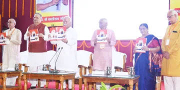 ആര്‍എസ്എസ് ബിലാസ്പൂര്‍ വിഭാഗ് സംഘചാലകായിരുന്ന കാശിനാഥ് ഗോറിന്റെ സ്മരണിക ഛത്തിസ്ഗഡ് മെഡിക്കല്‍ ഇന്‍സ്റ്റിറ്റ്യൂട്ട് ഓഡിറ്റോറിയത്തില്‍ സര്‍സംഘചാലക് ഡോ. മോഹന്‍ ഭാഗവത് പ്രകാശനം ചെയ്യുന്നു