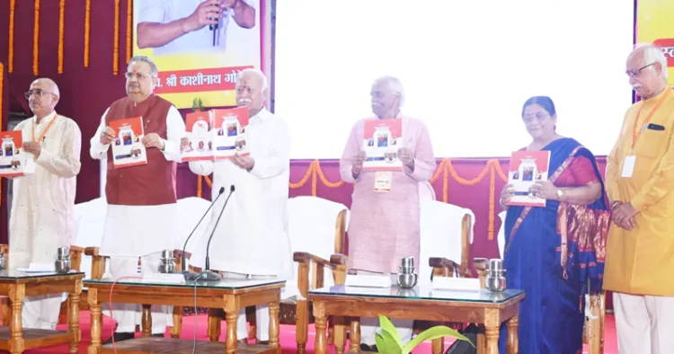 ആര്‍എസ്എസ് ബിലാസ്പൂര്‍ വിഭാഗ് സംഘചാലകായിരുന്ന കാശിനാഥ് ഗോറിന്റെ സ്മരണിക ഛത്തിസ്ഗഡ് മെഡിക്കല്‍ ഇന്‍സ്റ്റിറ്റ്യൂട്ട് ഓഡിറ്റോറിയത്തില്‍ സര്‍സംഘചാലക് ഡോ. മോഹന്‍ ഭാഗവത് പ്രകാശനം ചെയ്യുന്നു