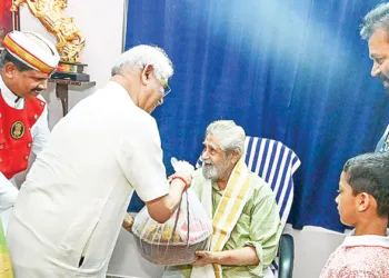 നടന്‍ മധുവിന്റെ വീട്ടിലെത്തി ഗവര്‍ണര്‍ രാജേന്ദ്ര വിശ്വനാഥ് ആര്‍ലേക്കര്‍ അദ്ദേഹത്തിന് ഓണക്കോടി സമ്മാനിക്കുന്നു. ഗവര്‍ണറുടെ ഭാര്യ അനഘ ആര്‍ലേക്കര്‍, ചെറുമകന്‍ ശ്രീഹരി, കേന്ദ്ര മന്ത്രി സുരേഷ് ഗോപി സമീപം