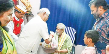 നടന്‍ മധുവിന്റെ വീട്ടിലെത്തി ഗവര്‍ണര്‍ രാജേന്ദ്ര വിശ്വനാഥ് ആര്‍ലേക്കര്‍ അദ്ദേഹത്തിന് ഓണക്കോടി സമ്മാനിക്കുന്നു. ഗവര്‍ണറുടെ ഭാര്യ അനഘ ആര്‍ലേക്കര്‍, ചെറുമകന്‍ ശ്രീഹരി, കേന്ദ്ര മന്ത്രി സുരേഷ് ഗോപി സമീപം