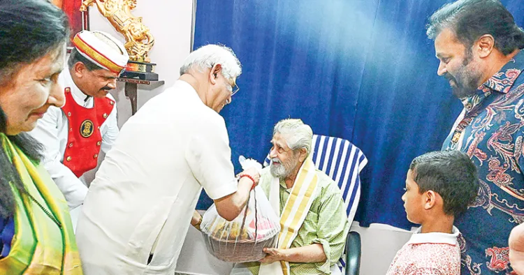 നടന്‍ മധുവിന്റെ വീട്ടിലെത്തി ഗവര്‍ണര്‍ രാജേന്ദ്ര വിശ്വനാഥ് ആര്‍ലേക്കര്‍ അദ്ദേഹത്തിന് ഓണക്കോടി സമ്മാനിക്കുന്നു. ഗവര്‍ണറുടെ ഭാര്യ അനഘ ആര്‍ലേക്കര്‍, ചെറുമകന്‍ ശ്രീഹരി, കേന്ദ്ര മന്ത്രി സുരേഷ് ഗോപി സമീപം