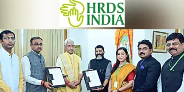 പഹല്‍ഗാം ഭീകരാക്രമണത്തില്‍ വീടുകള്‍ നഷ്ടമായവര്‍ക്കുള്ള വീട് നിര്‍മാണ കരാറില്‍ ജമ്മുകശ്മീര്‍ സര്‍ക്കാരും എച്ച്ആര്‍ഡിഎസ് ഇന്ത്യയും ഒപ്പിട്ടപ്പോള്‍. ലഫ്. ഗവര്‍ണര്‍ മനോജ് സിന്‍ഹ, ഗവര്‍ണറുടെ പ്രിന്‍സിപ്പല്‍ സെക്രട്ടറി ഡോ. മന്‍ദീപ് കെ. ഭണ്ഡാരി, ജമ്മു ഡിവിഷണല്‍ കമ്മിഷണര്‍ രമേഷ് കുമാര്‍, കശ്മീര്‍ അഡീ. കമ്മിഷണര്‍ ആന്‍ഷുല്‍ ഗാര്‍ഗി. എച്ച്ആര്‍ഡിഎസ് ഇന്ത്യ സ്ഥാപക സെക്രട്ടറി അജി കൃഷ്ണന്‍, അഡ്മിനിസ്‌ട്രേറ്റര്‍ സരിത പി. മേനോന്‍, സിഎസ്ആര്‍ വിഭാഗം ഡയറക്ടര്‍ ജി. സ്വരാജ് കുമാര്‍, ഗ്ലോബല്‍ ഇനിഷ്യേറ്റീവ്‌സ് ചെയര്‍മാന്‍
സഞ്ജീവ് ഭട്‌നഗര്‍ എന്നിവര്‍ സമീപം