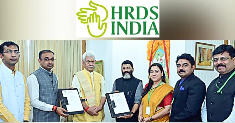 പഹല്‍ഗാം ഭീകരാക്രമണത്തില്‍ വീടുകള്‍ നഷ്ടമായവര്‍ക്കുള്ള വീട് നിര്‍മാണ കരാറില്‍ ജമ്മുകശ്മീര്‍ സര്‍ക്കാരും എച്ച്ആര്‍ഡിഎസ് ഇന്ത്യയും ഒപ്പിട്ടപ്പോള്‍. ലഫ്. ഗവര്‍ണര്‍ മനോജ് സിന്‍ഹ, ഗവര്‍ണറുടെ പ്രിന്‍സിപ്പല്‍ സെക്രട്ടറി ഡോ. മന്‍ദീപ് കെ. ഭണ്ഡാരി, ജമ്മു ഡിവിഷണല്‍ കമ്മിഷണര്‍ രമേഷ് കുമാര്‍, കശ്മീര്‍ അഡീ. കമ്മിഷണര്‍ ആന്‍ഷുല്‍ ഗാര്‍ഗി. എച്ച്ആര്‍ഡിഎസ് ഇന്ത്യ സ്ഥാപക സെക്രട്ടറി അജി കൃഷ്ണന്‍, അഡ്മിനിസ്‌ട്രേറ്റര്‍ സരിത പി. മേനോന്‍, സിഎസ്ആര്‍ വിഭാഗം ഡയറക്ടര്‍ ജി. സ്വരാജ് കുമാര്‍, ഗ്ലോബല്‍ ഇനിഷ്യേറ്റീവ്‌സ് ചെയര്‍മാന്‍
സഞ്ജീവ് ഭട്‌നഗര്‍ എന്നിവര്‍ സമീപം