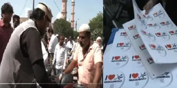 ഐ ലവ് മുഹമ്മദ് സ്റ്റിക്കറുകള്‍ ടൂവിലറുകളില്‍ പതിച്ചുകൊടുക്കുന്നു (ഇടത്ത്) ഐ ലവ് മുഹമ്മദ് സ്റ്റിക്കറുകള്‍ (വലത്ത്)