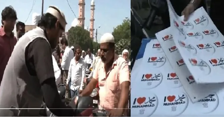 ഐ ലവ് മുഹമ്മദ് സ്റ്റിക്കറുകള്‍ ടൂവിലറുകളില്‍ പതിച്ചുകൊടുക്കുന്നു (ഇടത്ത്) ഐ ലവ് മുഹമ്മദ് സ്റ്റിക്കറുകള്‍ (വലത്ത്)