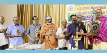 ബാലഗോകുലം ബാലസംസ്‌കാര കേന്ദ്രം ഏര്‍പ്പെടുത്തിയ ജന്മാഷ്ടമി പുരസ്‌കാരം സി. രാധാകൃഷ്ണന് തൃശൂര്‍ ടൗണ്‍ഹാളില്‍ നടന്ന ചടങ്ങില്‍ ശ്രീകുമാരന്‍ തമ്പി സമ്മാനിക്കുന്നു. എം.പി. സുബ്രഹ്മണ്യ ശര്‍മ, പി. കെ. വിജയരാഘവന്‍, ഡോ. പി. വി. കൃഷ്ണന്‍ നായര്‍, സ്വാമി ചിദാനന്ദപുരി, ഡോ. എം. ലക്ഷ്മികുമാരി, എന്‍. ഹരീന്ദ്രന്‍ മാസ്റ്റര്‍ സമീപം