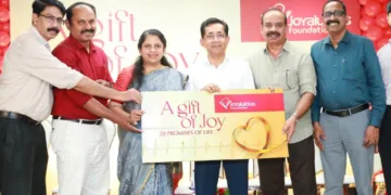 ജോയ്ആലുക്കാസ് ഗ്രൂപ്പ് ചെയർമാൻ ഡോ. ജോയ് ആലുക്കാസ്, പ്രശസ്ത സിനിമാ സംവിധായകൻ സത്യൻ അന്തിക്കാട്, ജോയ്ആലുക്കാസ് ഗ്രൂപ്പ് എക്സിക്യൂട്ടീവ് ഡയറക്ടർ ആന്റണി ജോസ്, തൃശൂർ ഗവ. മെഡിക്കൽ കോളേജ് കാർഡിയോളജിസ്റ്റ് ഡോ. കരുണാദാസ്, ഐ.എം.എ തൃശൂർ പ്രസിഡന്റ് ഡോ. ജോസഫ് ജോർജ്, ടി.എം.എ പ്രസിഡന്റ് പത്മകുമാർ, ജോയ്ആലുക്കാസ് ഗ്രൂപ്പ് ഡയറക്ടർ ജോളി ജോയ് ആലുക്കാസ് എന്നിവർ തൃശൂർ ഗവ. മെഡിക്കൽ കോളേജിലേക്ക് ജോയ്ആലുക്കാസ് ഫൗണ്ടേഷന്റെ പേസ്മേക്കർ വിതരണ പദ്ധതിയുടെ ഉദ്ഘാടനം ചെയുന്നു.