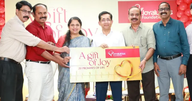 ജോയ്ആലുക്കാസ് ഗ്രൂപ്പ് ചെയർമാൻ ഡോ. ജോയ് ആലുക്കാസ്, പ്രശസ്ത സിനിമാ സംവിധായകൻ സത്യൻ അന്തിക്കാട്, ജോയ്ആലുക്കാസ് ഗ്രൂപ്പ് എക്സിക്യൂട്ടീവ് ഡയറക്ടർ ആന്റണി ജോസ്, തൃശൂർ ഗവ. മെഡിക്കൽ കോളേജ് കാർഡിയോളജിസ്റ്റ് ഡോ. കരുണാദാസ്, ഐ.എം.എ തൃശൂർ പ്രസിഡന്റ് ഡോ. ജോസഫ് ജോർജ്, ടി.എം.എ പ്രസിഡന്റ് പത്മകുമാർ, ജോയ്ആലുക്കാസ് ഗ്രൂപ്പ് ഡയറക്ടർ ജോളി ജോയ് ആലുക്കാസ് എന്നിവർ തൃശൂർ ഗവ. മെഡിക്കൽ കോളേജിലേക്ക് ജോയ്ആലുക്കാസ് ഫൗണ്ടേഷന്റെ പേസ്മേക്കർ വിതരണ പദ്ധതിയുടെ ഉദ്ഘാടനം ചെയുന്നു.