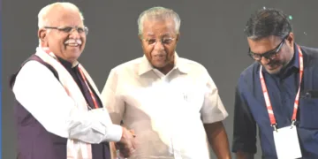 കൊച്ചിയില് അര്ബന് കോണ്ക്ലേവ് വേദിയില് കേന്ദ്രമന്ത്രി മനോഹര്ലാല് ഖട്ടറിനെ മുഖ്യമന്ത്രി പിണറായി വിജയന് ഹസ്തദാനം ചെയ്ത് സ്വീകരിക്കുന്നു. മന്ത്രി എം.ബി. രാജേഷ് സമീപം