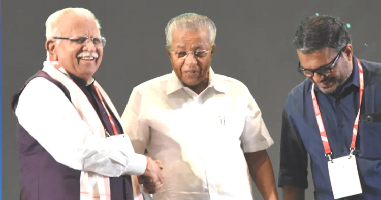 കൊച്ചിയില് അര്ബന് കോണ്ക്ലേവ് വേദിയില് കേന്ദ്രമന്ത്രി മനോഹര്ലാല് ഖട്ടറിനെ മുഖ്യമന്ത്രി പിണറായി വിജയന് ഹസ്തദാനം ചെയ്ത് സ്വീകരിക്കുന്നു. മന്ത്രി എം.ബി. രാജേഷ് സമീപം