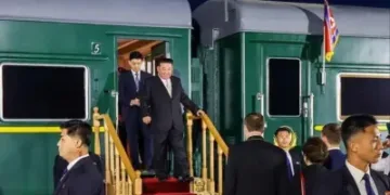 മോദിയുടെ പ്രസംഗം കേട്ട് കണ്ണീര്‍ വാര്‍ക്കുന്ന സദസ്സില്‍ ഇരിക്കുന്നവര്‍ (വലത്ത്)