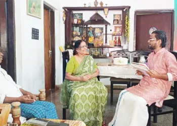 കൊയിലേര്യന്‍ സുമുഖന്റെ മകള്‍ വിമലയില്‍ നിന്നും വിവരങ്ങള്‍ ശേഖരിക്കുന്ന തിരൂര്‍ ദിനേശ്‌