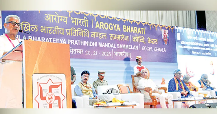 എറണാകുളം എളമക്കര ഭാസ്‌കരീയം കണ്‍വന്‍ഷന്‍ സെന്ററിലെ ആരോഗ്യഭാരതി ദേശീയ പ്രതിനിധി മണ്ഡല്‍ സമ്മേളനത്തില്‍ ആര്‍എസ്എസ് സഹസര്‍കാര്യവാഹ് ഡോ. കൃഷ്ണ ഗോപാല്‍ മുഖ്യപ്രഭാഷണം നടത്തുന്നു