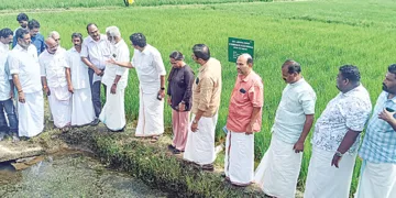 കേരളത്തിലെ നെല്‍ക്കൃഷി നേരിടുന്ന പ്രശ്‌നങ്ങള്‍ പഠിക്കാനെത്തിയ കേന്ദ്രസംഘം കുട്ടനാട് സന്ദര്‍ശനത്തിനിടെ കേരള സംയുക്ത കര്‍ഷക വേദി പ്രതിനിധികളുമായും കര്‍ഷകരുമായും ആശയവിനിമയം നടത്തുന്നു