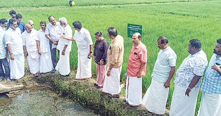 കേരളത്തിലെ നെല്‍ക്കൃഷി നേരിടുന്ന പ്രശ്‌നങ്ങള്‍ പഠിക്കാനെത്തിയ കേന്ദ്രസംഘം കുട്ടനാട് സന്ദര്‍ശനത്തിനിടെ കേരള സംയുക്ത കര്‍ഷക വേദി പ്രതിനിധികളുമായും കര്‍ഷകരുമായും ആശയവിനിമയം നടത്തുന്നു