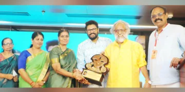 ഗായകന്‍ മധു ബാലകൃഷ്ണന് നവരാത്രി സര്‍ഗപ്രതിഭാ പുരസ്‌കാരം കൈതപ്രം ദാമോദരന്‍ നമ്പൂതിരിയും വിധുബാലയും ചേര്‍ന്ന് സമ്മാനിക്കുന്നു. ഡോ. ശ്രീശൈലം ഉണ്ണികൃഷ്ണന്‍, ഭാവന സുമേഷ്, മഞ്ജുള രവീന്ദ്രന്‍ സമീപം
