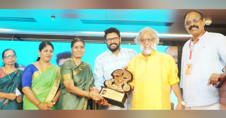 ഗായകന്‍ മധു ബാലകൃഷ്ണന് നവരാത്രി സര്‍ഗപ്രതിഭാ പുരസ്‌കാരം കൈതപ്രം ദാമോദരന്‍ നമ്പൂതിരിയും വിധുബാലയും ചേര്‍ന്ന് സമ്മാനിക്കുന്നു. ഡോ. ശ്രീശൈലം ഉണ്ണികൃഷ്ണന്‍, ഭാവന സുമേഷ്, മഞ്ജുള രവീന്ദ്രന്‍ സമീപം