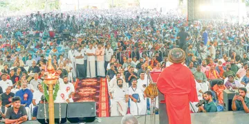 പന്തളത്ത് സംഘടിപ്പിച്ച ശബരിമല സംരക്ഷണ സംഗമത്തിന്റെ സമാപന സമ്മേളനത്തില്‍ സ്വാമി ശാന്താനന്ദ മഹര്‍ഷി പ്രഭാഷണം നടത്തുന്നു