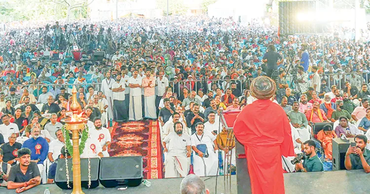 പന്തളത്ത് സംഘടിപ്പിച്ച ശബരിമല സംരക്ഷണ സംഗമത്തിന്റെ സമാപന സമ്മേളനത്തില് സ്വാമി ശാന്താനന്ദ മഹര്ഷി പ്രഭാഷണം നടത്തുന്നു