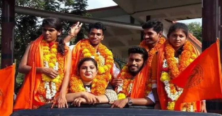 മംഗളൂരു യൂണിവേഴ്സിറ്റി യൂണിയന്‍റെ ആറ് സീറ്റുകളും പിടിച്ചെടുത്ത എബിവിപിയുടെ വിജയാഹ്ളാദം