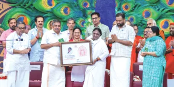 സംസ്ഥാന സര്‍ക്കാരിന്റെ ആദരവ് മന്ത്രി സജി ചെറിയാന്‍ മാതാ അമൃതാനന്ദമയി ദേവിക്ക് സമര്‍പ്പിച്ചപ്പോള്‍