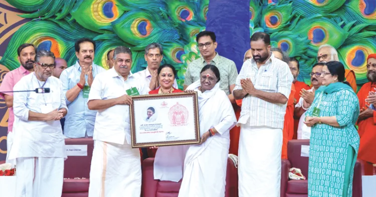 സംസ്ഥാന സര്‍ക്കാരിന്റെ ആദരവ് മന്ത്രി സജി ചെറിയാന്‍ മാതാ അമൃതാനന്ദമയി ദേവിക്ക് സമര്‍പ്പിച്ചപ്പോള്‍