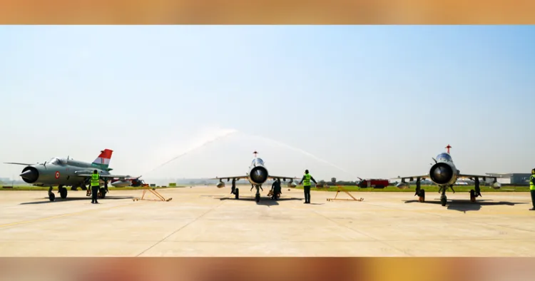 ചണ്ഡീഗഡ് വ്യോമതാവളത്തില്‍ മിഗ് 21 യുദ്ധവിമാനങ്ങള്‍ക്കുള്ള യാത്രയയപ്പില്‍ സൈന്യംനല്‍കിയ വാട്ടര്‍ സല്യൂട്ട്