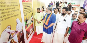 പ്രധാനമന്ത്രി നരേന്ദ്രമോദിയുടെ ജന്മദിനത്തോടനുബന്ധിച്ച് തിരുവനന്തപുരം സിറ്റി ജില്ലയുടെ ആഭിമുഖ്യത്തില്‍ നടന്ന ചിത്രപ്രദര്‍ശനം ഉദ്ഘാടനം ചെയ്തശേഷം ബിജെപി സംസ്ഥാന പ്രസിഡന്റ് രാജീവ്ചന്ദ്രശേഖര്‍ നോക്കിക്കാണുന്നു. അഡ്വ. എസ്. സുരേഷ്, ആര്‍.സി. ബീന, പാപ്പനംകോട് സജി, കരമന ജയന്‍, വി.വി. രാജേഷ് തുടങ്ങിയവര്‍ സമീപം